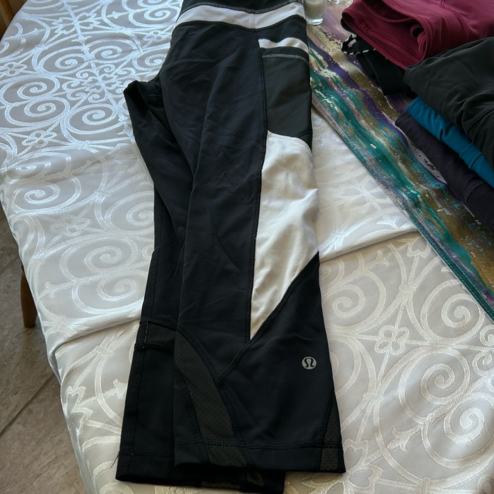 Lululemon cropped legging with pockets and reflective designs, size 6